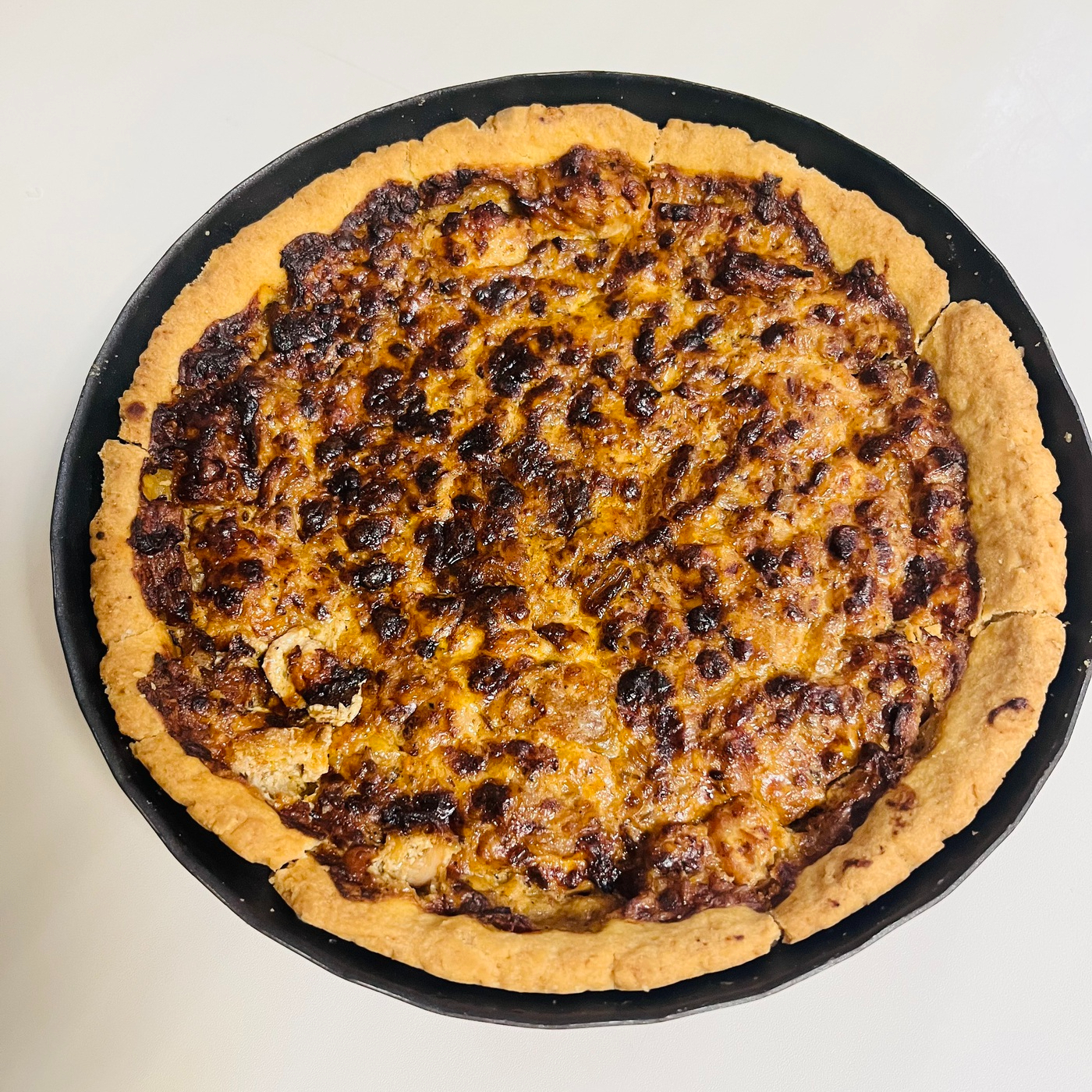 Киш  с курицей, сыром и томатами