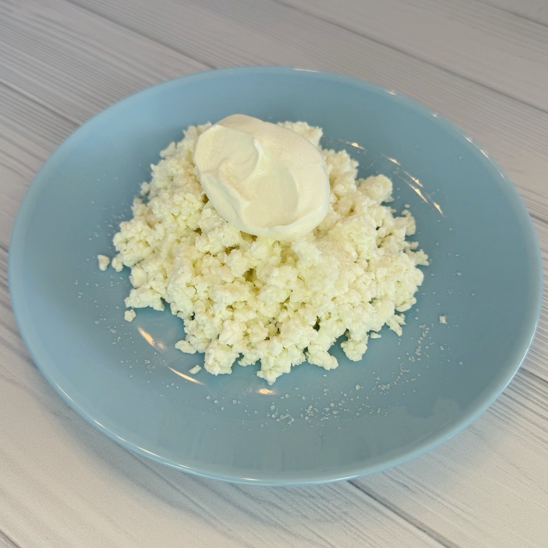 Творог с сахаром и сметаной